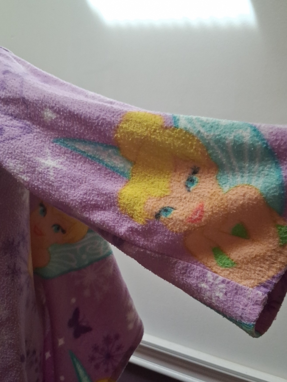 Child's Tinkerbell Sleeved Fleece Blanket, Snuggli, 4x5 Ft - Picture 4 of 5